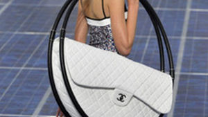 Valtava Chanelin valkoinen käsilaukku mallin olkapäällä.