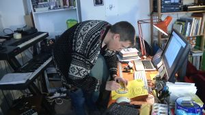 Tom Backström färdigställer en cd-r-försändelse. Tom Backström färdigställer en skiva för utskickning.