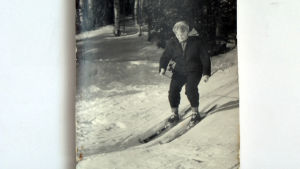 Jag var expert på att förtränga, minns Wivan. Jag tänkte oj, vad bra jag har det. wivan åker skidor som ung