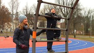 Sebor är duktig på att klättra. Tessi Czuryskiewicz med sin son Sebor som klättrar i lekställning i lekpark.