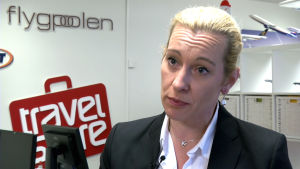 Anna Löfgren menar att resebyråavgiften gör att priskänsliga kunder kommer billigare undan. Anna Löfgren på nätresebyrån Flightfinder (Flygpoolen).
