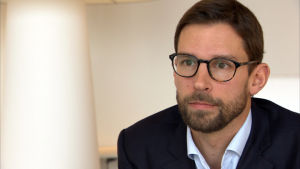Fredrik Charpentier på Finnair säger att flygbolagen kan sakna information om kunden. Fredrik Charpentier säger att flygbolaget inte har all information om kunder som har köpt biljetter på nätresebyråer.