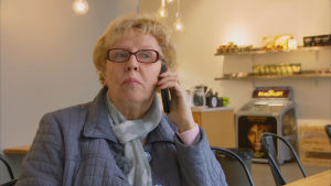 Sirpa Karisalmis flygresa blev dyrare efter köpet. Sirpa Karisalmi ringer till Lufthansa.