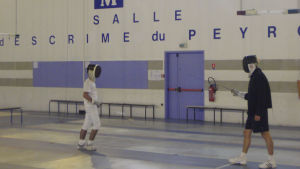 Kaksi miekkailun harrastajaa harjoittelevat kaksintaistelua salilla Montpellier'ssä.