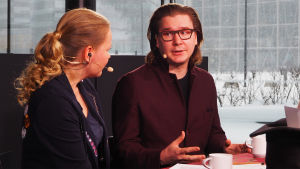 Lauri Ahokas Kantapöydän opiskelijatreffeillä 9. marraskuuta 2016 Inari Tillin haastateltavana. Lääkäri ja kapellimestariopiskelija Lauri Ahokas Kantapöydässä
