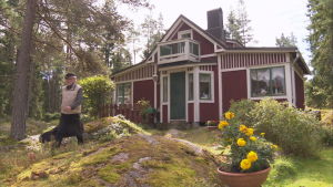 "Hon blev min sång, mitt hjärtas ros. Hon blev den jag vill vara hos." Så sjunger Håkan om Maria. Håkan Streng vandrar över gårdsplanen