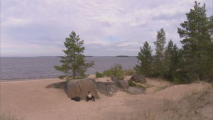 Familjen, tänkte Håkan. Hur har de haft det? Hur har de mått? håkan sitter på stranden