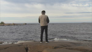 Att jag gått in i en annan familj på det där sättet, säger Håkan. Att vi gjort äktenskapsbrott till både höger och vänster. Det var svårt att smälta. håkan står och tittar ut över havet