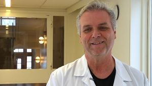 Mentalvårdare Seppo Salo. Mentalvårdare Seppo Salo står i en sjukhuskorridor på Ekåsens sjukhus i Ekenäs.