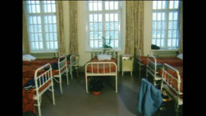 Så här såg avdelningarna ut på 80-talet. Sjukhusrum på Ekåsens sjukhus i Ekenäs. Bilden är från 80-talet och föreställer vita järnsängar bredvid varandra i en sal.