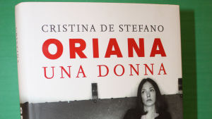 Cristina De Stefanon kirjoittaman Oriana Fallacin elämäkerran italiankielisen laitoksen kansi (osa).