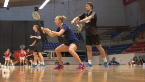 Dubbelspecialisten Sara Thygesen hör till kategorin elitatleter. Matias Christiansen är ny mixed partner. Badmintonspelarna Sara Thygesen och Niclas Nøhr är redo att serva.