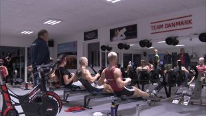 Danmark tog två medaljer i rodd i Rio-OS. Danska elitroddare tränar på roddmaskiner inomhus.