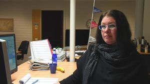 Johanna Lemström gör layout och skriver artiklar. kvinna vid dator på kontor