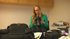 Lina Enlund är van att föreviga Västnyland. kvinna med kamera och kameraväska
