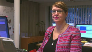 Chefredaktör Marina Holmberg sätter innehållet i fokus. kvinna framför datorer på kontor