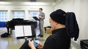 Kirka-musikaalin kapellimestarina on Risto Kupiainen. Helsingin kaupunginteatterin Kirka-musikaalin kuoroharjoitus, etualalla Petrus Kähkönen, kapellimestarina Risto Kupiainen.