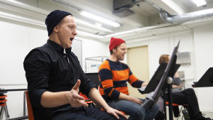 Helsingin kaupunginteatterin Kirka-musikaalin kuoroharjoitus lokakuussa 2016, etualalla Petrus Kähkönen.