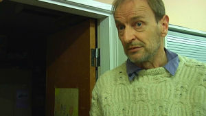 Utdelningsansvarige Pekka Murejoki ser till att maten räcker åt alla. Man invid dörröppning