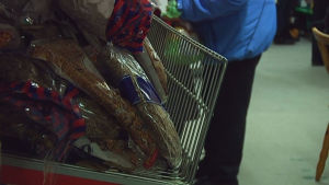Man får ta så mycket bröd man behöver. rågbröd på butikshylla och människa i bakgrunden