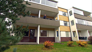 Man får mörka tankar då man vet hur roligt andra har det, säger Roland. Att vad är min uppgift här? Varför är jag så ensam? Är det på grund av mina ben? roland grankulla står på balkongen