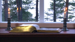 Att Gud, att hjälp. Jag vill få bättre ben och jag vill hitta en livskamrat. Så har jag bett många gånger, säger Roland. Säkert tusen. bibel och två ljus