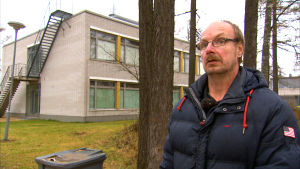 Hur orkade jag vara här i tio år? undrar Roland. Det är inte många som skulle orka det. Vingelben! Och andra hemska ord. De mobbade, som barn gör. Jag hade svårt att läsa och de trodde de var bättre själva. Roland Grankulla står utanför Båtsmans skola där han blev mobbad under många år