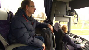 Vill chaufförerna ha sällskap kan man ställa upp, säger Roland. Roland Grankulla sitter på bussen