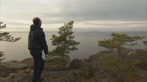 Jag har funderat på det flera gånger, säger Roland. Om jag borde flytta dit. Men det är ju ett så litet ställe. Jag kanske inte hittar något jobb. roland tittar ut mot horisonten