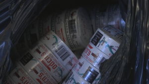 Beslagtaget snus i svarta sopsäckar i tullens förråd. Några torn snus syns inne i en svart sopsäck