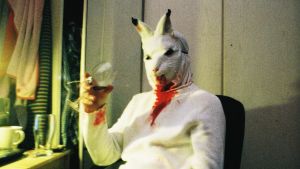 "Haren" bedövar smärtan i armen med alkohol efter att äntligen fått komma in i stugan. hare