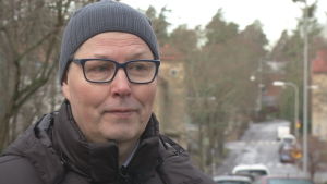 Professor Arto Saari tror att effektivare tidtabeller leder till sjunkande kostnader. Arto Saari är professor vid Tammerfors tekniska högskola.
