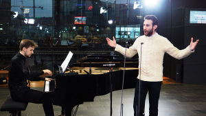 Joel Papinoja ja Simon Barrad Kantapöydässä. Pianisti Joel Papinoja ja baritoni Simon Barrad.
