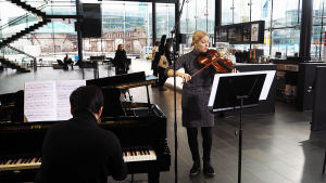 Kantapöydän suorassa lähetyksessä Anna-Marian kanssa oli musisoimassa pianisti Matilda Kärkkäinen. Anna-Marian pianistina Kantapöydän suorassa lähetyksessä oli Matilda Kärkkäinen.