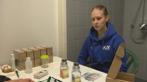 Rebecca Skog fick prova på hur det är att bli testad Idrottare med provflaskorna på bordet framför sig