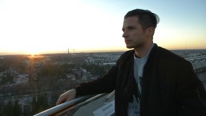 Marcus Sandells år har går ut på rehabilitering efter operationerna. Marcus Sandell tittar ut över Esbo från restaurans Haikaranpesäs utsiktsterrass.