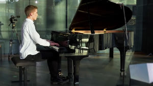 Pianisti Juho Lepistö soittaa Kantapöydän suorassa lähetyksessä Musiikkitalon kahvilassa 8.2.2017.