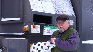 Lojobon Seppo Joutsen vet vad som ska vart. man med plastkasse vid insamlingskärl