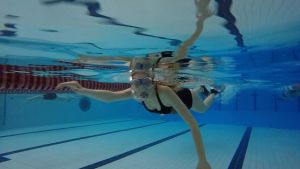 Inez Kjellman dyker i simhallen i Jakobstad Inez Kjellman fridyker i simhallen i Jakobstad