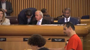 Borgmästaren i Miami-Dade Carlos Gimenez (i mitten). Borgmästaren i Miami-Dade Carlos Gimenez på ett fullmäktigemöte i Miami.