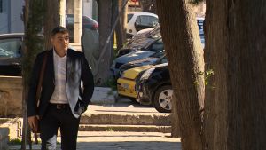 Journalisten Dimitris Chatzinikolas. Dimitris Chatzinikolas går på gatan i Grekland.
