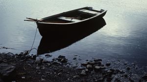Yksinäinen soutuvene on paitsi runollinen myös vertauskuvallinen kuvituskuva.