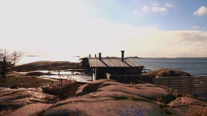 Smultrongrundet är en bekant häckningsplats för ejdrarna. mindre byggnad på klippö