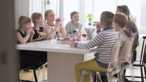 Barnen kring köksbordet Barn från familjerna Sundblom Lindberg och Brännskär-Friberg vid köksbordet.