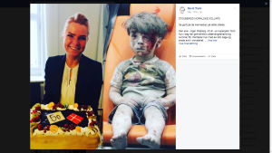 David Trads bildmontage med två ikoniska fotografier. Danmarks utlännings- och integrationsminister Inger Støjberg firar asylskärpningar med tårta.