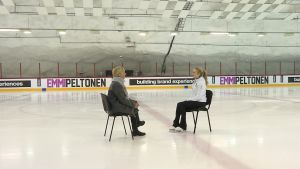Efter den lyckade EM-debuten är Emmi Peltonen ett namn att räkna med. Sportmagasinets Marianne Nyman är även konståkningsdomare. Konståkaren Emmi Peltonen och reportern Marianne Nyman sitter på varsin stol i en ishall med Emmi Peltonens namn längs sargen.