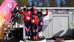 Glada Larsmoflickor på pallen med tränaren Greger Sundvik. Teodora Westerlund, Ella Liljekvist och Rebecca Sandnäs knep FM-guld.