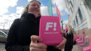 Feministiska partiet ställer upp fyrtio kandidater. Feministiska partiets logo inför valet 2017.