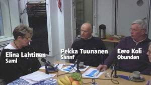 Samlingspartiet fick liksom VF fyra platser i valet 2012. Sannfinländarna har den gångna perioden haft två platser och Centern en. Men Koli kandiderar den här gången för De obundna.. Tre personer sitter vid ett bord.