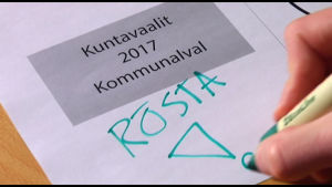 Få unga röstade i kommunalvalet år 2017. Valdeltagandet för personer under 25 år var 30 procent. En text som säger Kommunalval 2017 och en hand som håller i en penna och skriver: Rösta!